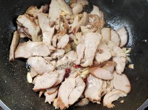 放入瘦肉，翻炒片刻！