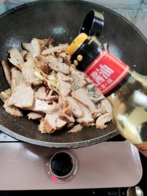 放入一勺老抽上色！