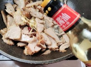 放入一勺老抽上色！