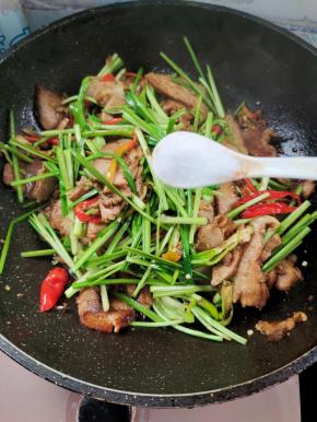 放入一勺盐调味！