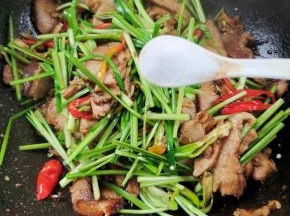 放入一勺盐调味！