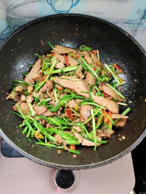 起锅前放入适量的鸡精，翻炒均匀即可！