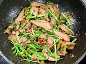 起锅前放入适量的鸡精，翻炒均匀即可！