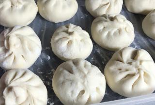 将多余的发酵好的包子，放入冰箱冷冻，想吃的时候取出直接蒸熟就好了