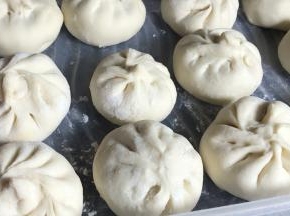 将多余的发酵好的包子，放入冰箱冷冻，想吃的时候取出直接蒸熟就好了