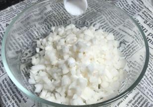 萝卜切碎，加入盐拌匀腌制至出水约15分钟以上