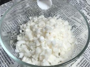 萝卜切碎，加入盐拌匀腌制至出水约15分钟以上