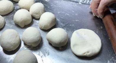 从第一个滚圆的面团开始，擀成包子皮