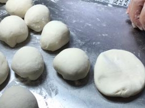 从第一个滚圆的面团开始，擀成包子皮