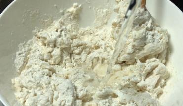 慢慢淋入温水，拌成絮状
