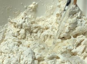 慢慢淋入温水，拌成絮状