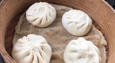 发酵好的包子看着胖嘟嘟的 ，表皮光滑，放入开水锅中大火蒸15分钟，关火焖3-5分钟