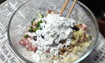 放入腌制好的萝卜中，加入肉末和所有的调料 一个方向搅拌均匀，放冰箱冷藏备用