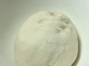 用手揉成光滑面团，密封发酵至两倍大