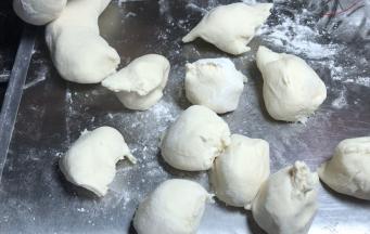 分成适合的小剂子，滚圆松弛10分钟