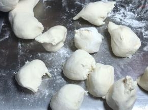 分成适合的小剂子，滚圆松弛10分钟