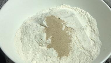 面粉中加入酵母拌匀