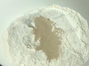 面粉中加入酵母拌匀