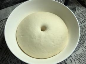 发酵好的面团，用手指粘上干粉插入面团中，不回缩即可