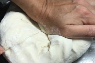 取出揉匀排气，揉至面团光滑柔绵绵的