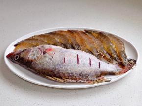 鱼清洗干净划几刀，虾去掉虾线，擦干摆盘。