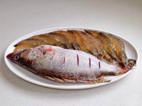 鱼清洗干净划几刀，虾去掉虾线，擦干摆盘。