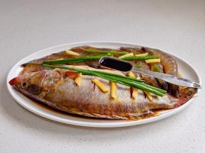 淋上料酒，1勺蒸鱼鲜豉油腌制5分钟。
