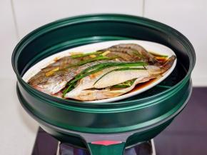 放蒸屉隔水蒸。