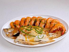 取出倒掉汤汁，撒上葱丝，淋上蒸鱼豉油，泼热油。