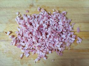 培根肉切碎备用。