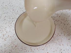 中筋面粉中加入水搅拌均匀。