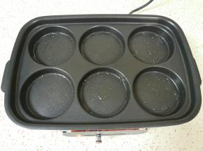 多功能锅装上6圆盘预热，刷上一层调和油。