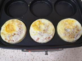 鸡蛋底部定型以后，将鸡蛋扣在面糊上，鸡蛋汉堡一面就已经定型了。