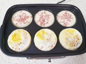 六圆盘另一半继续倒入面糊，撒上培根碎。