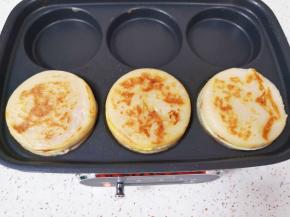 煎至两面金黄，鸡蛋汉堡就做好了。