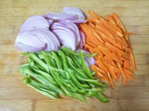 蔬菜清洗干净，分别切成丝。