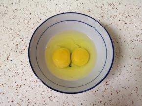 鸡蛋打散。