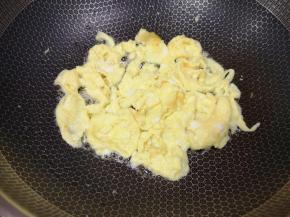 炒锅内倒适量的食用油烧热，倒入蛋液炒熟，盛出备用。