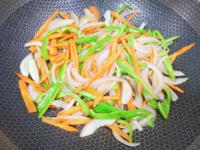 根据自己的口味加入生抽和盐，翻炒至蔬菜丝变软。