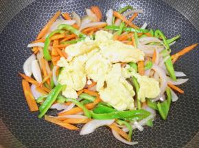 加入炒好的鸡蛋。