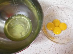 蛋清蛋黄分离。