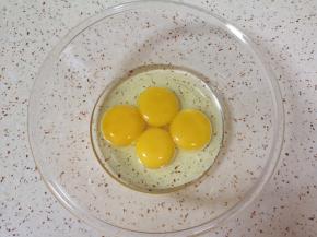 蛋黄里面加入玉米油，用手动打蛋器搅打均匀。