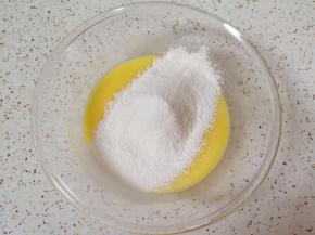 筛入低筋面粉，用手动打蛋器呈“Z”字形来回搅动，切记不要转圈搅拌，以免起筋。