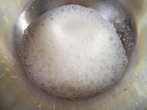 蛋清里面加入几滴白醋，用电动打蛋器打发至粗泡状。