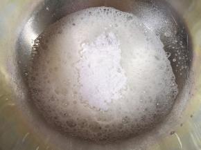 加入一半糖粉，中速打发至出现纹路。