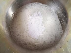 加入一半糖粉，中速打发至出现纹路。