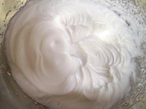 加入剩下的一半糖粉，高速打发至两倍大，提起打蛋器有小尖角就可以了。