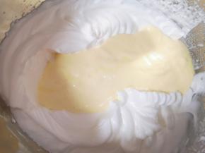 再把混合好的蛋黄糊倒回到剩下的三分之二蛋白里面，以同样的手法继续混合均匀。