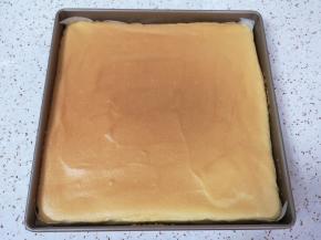 时间到出炉，带油纸取出蛋糕片，撕开油纸晾至手温。