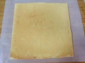 反过来倒扣在一张大一点的油纸上，切去四边。